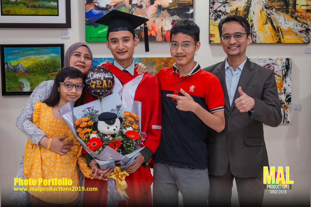Gaduation Convocation PWTC Family Portfolio MAL 2019 -10.webp